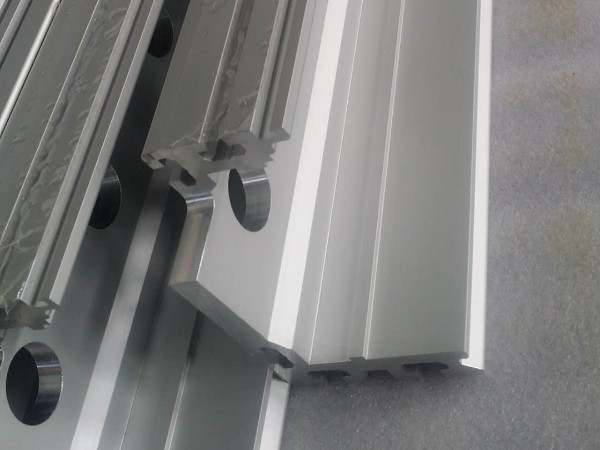 鋁型材在電氣工業(yè)上有怎樣的開(kāi)發(fā)與應(yīng)用？